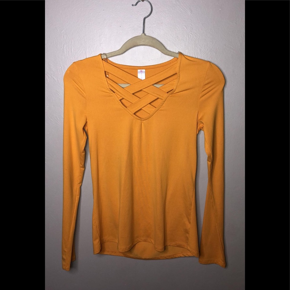 Cute tight shirt yellow and burgundy.